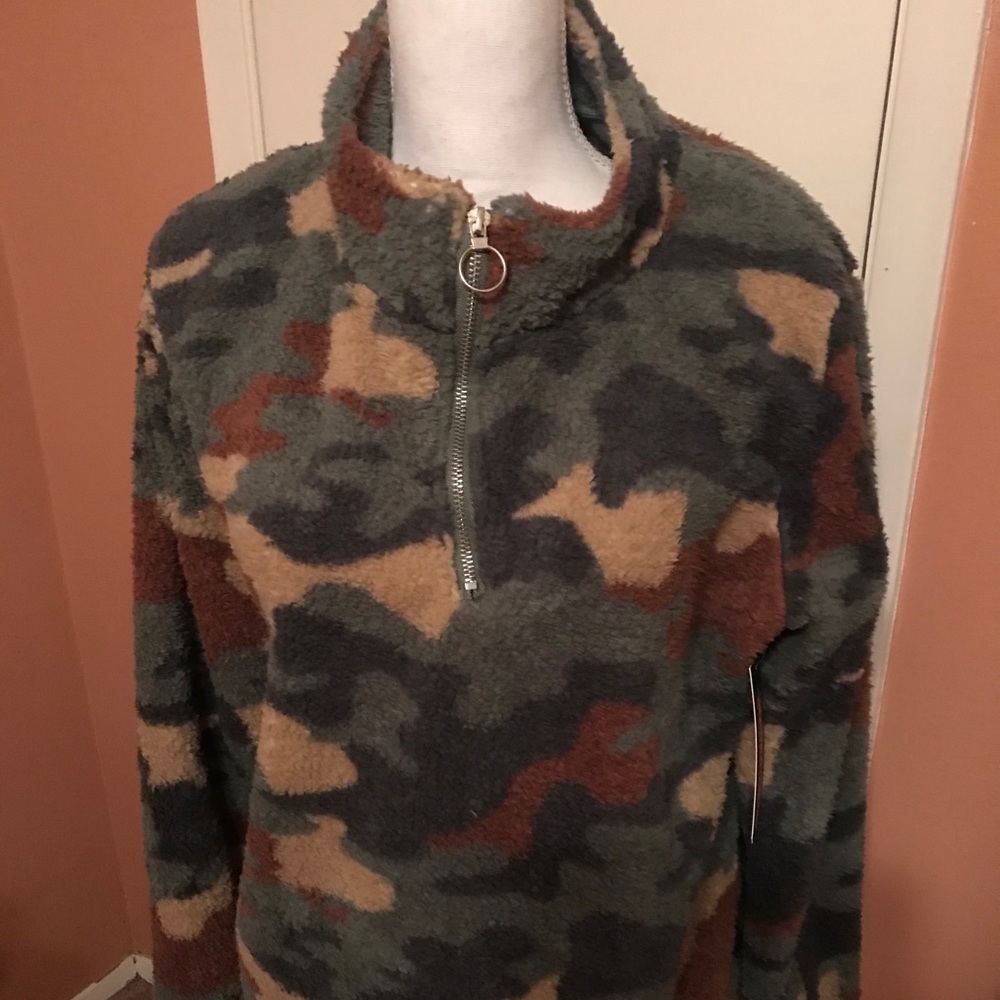 “Weekending” Front Zip Camouflage Sweater!